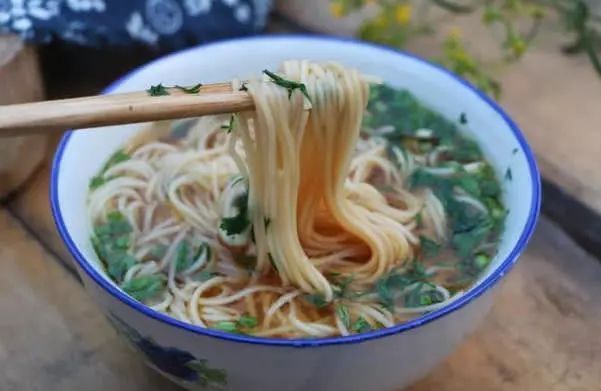 早餐|教大家一个味道鲜美的早餐面，只需5分钟，好吃到停不下来