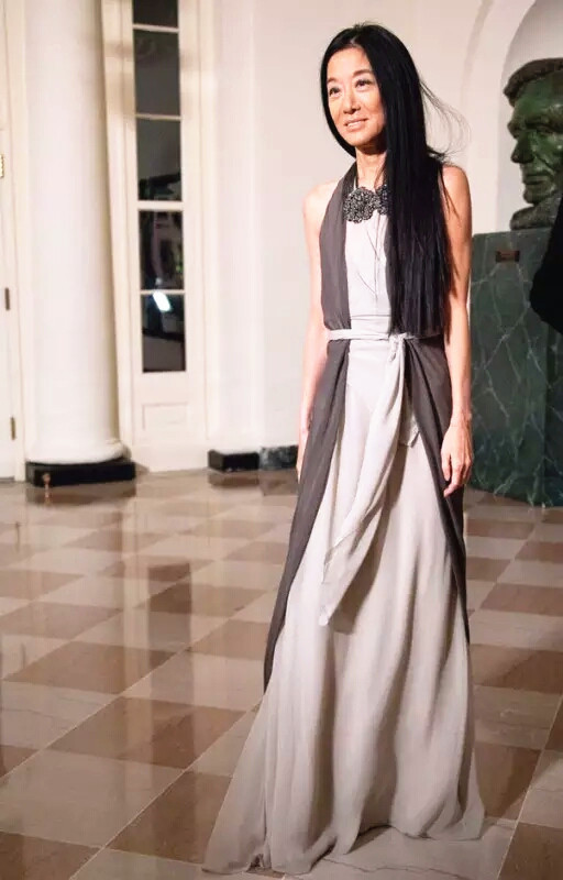 搭配|72岁王薇薇和36岁男友同框,长发飘逸颜值在线,黄色吊带裙吸睛