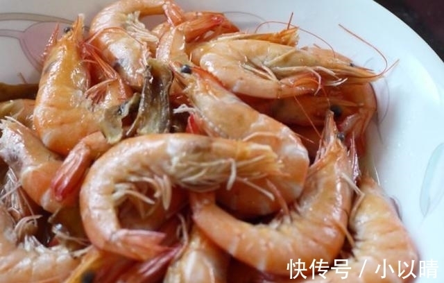酒店|大虾以后别再吃水煮了,酒店大厨教你做法,5斤不够吃,1盘接1盘