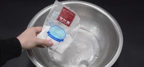 食用碱|不管毛巾多脏多黄,简单一个清洗方法,毛巾立马焕然一新,试一试