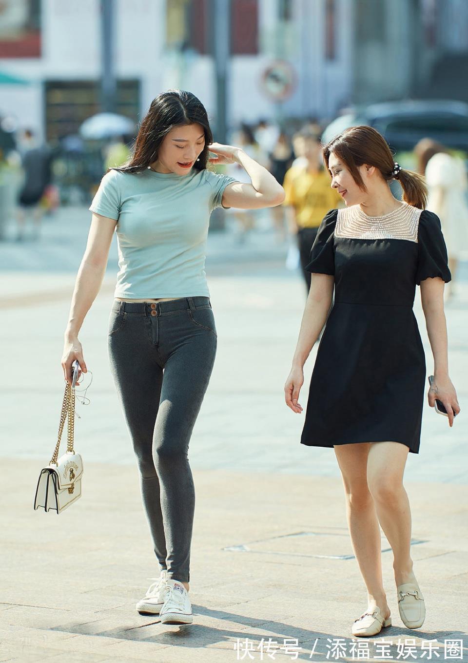 高跟鞋|穿弹力牛仔裤配短袖衫，清凉时尚美丽显瘦，穿出休闲有型的美