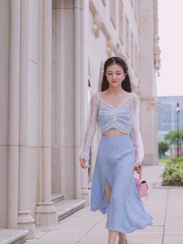 小蛮腰|初秋，2、30岁小姑娘这样穿，衬衫配印花裙简约洋气，氛围感十足