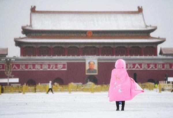 游玩|北京大雪降温 游客在天安门广场游玩