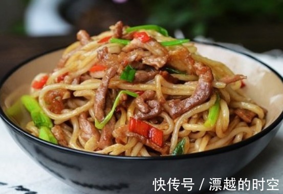 喜欢吃面条的有口福了，掌握这种做法，面条色香味俱全，真美味！