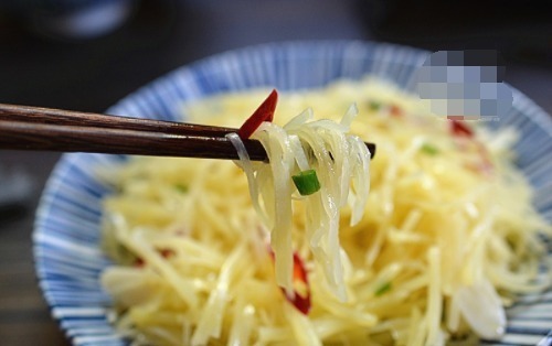 原来炒土豆丝，饭店大厨是这样放的醋，难怪那么好吃！