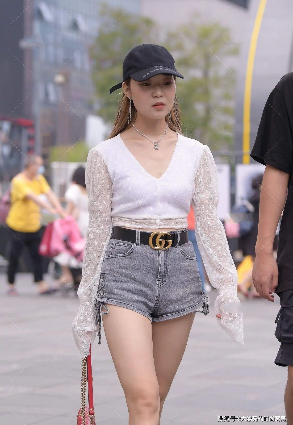 超短裤 网纱上衣搭配灰色牛仔短裤潮流感十足,魅力无限!