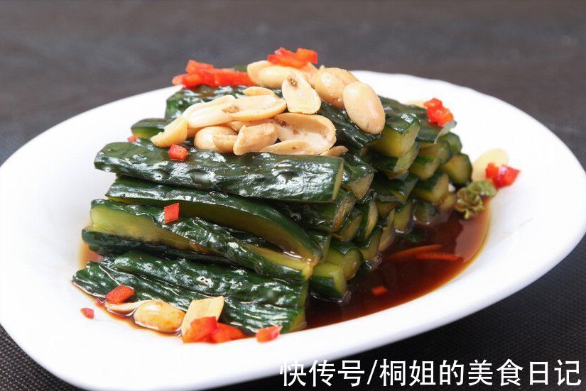 腌黄瓜，切忌放上调料直接拌，多加2步，黄瓜更入味，又香又爽脆
