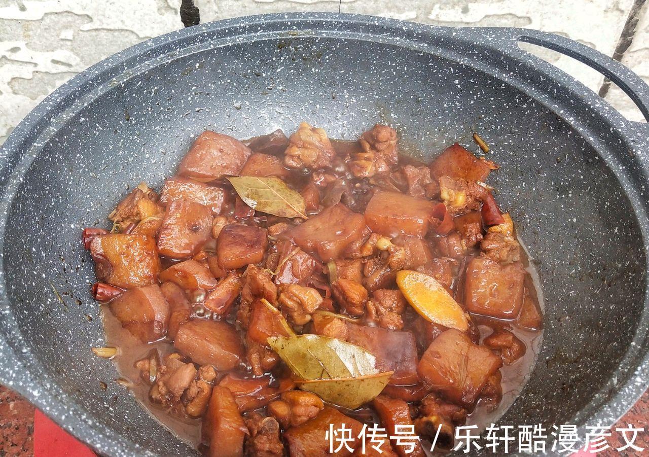 一罐啤酒一只鸭炖一锅菜,肉嫩菜香好吃又下饭,花钱不多却吃得香