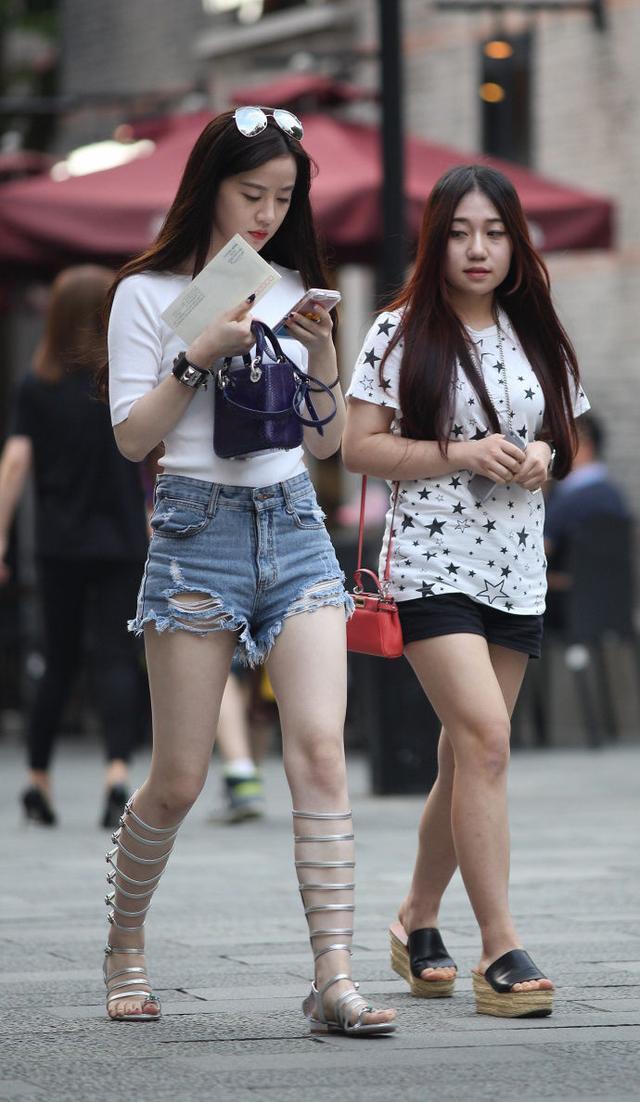 丝滑面料纯色上衣搭配高腰牛仔短裙,简约搭配,展现女神气质