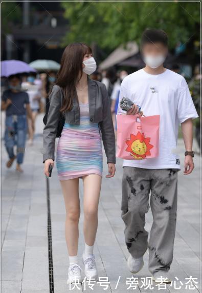 五颜六色连衣裙外搭灰色西装，迷你服的设计，温柔可爱