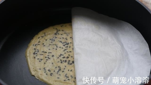 蛋卷不要买了,不要蛋卷机,只要平底锅就能做,又香又脆超美味