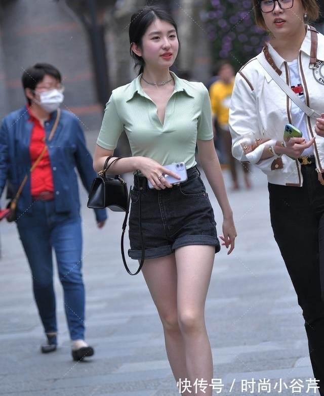 t恤|气温回暖，时髦精尝试“短裤+T恤”，秀出了清爽靓丽的造型