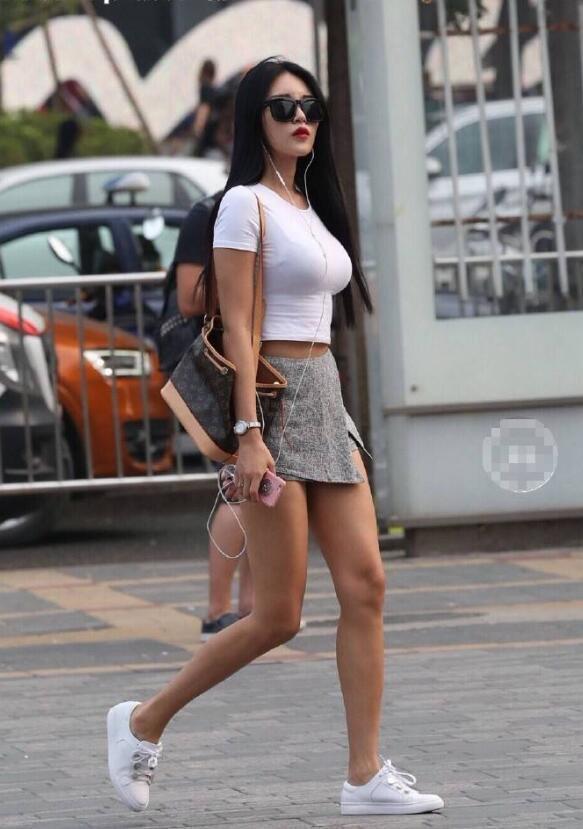 街拍打底裤美女显瘦又时尚的打底裤，特别舒适