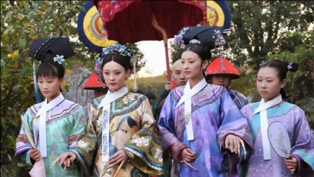 清宫女子为何都围一条白绢?不只是为了装饰,更为了方便皇帝