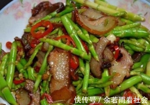 腊肉炒芦笋|爸爸天天去小姑家里吃饭，不在家吃，去吃了一顿才明白原因！