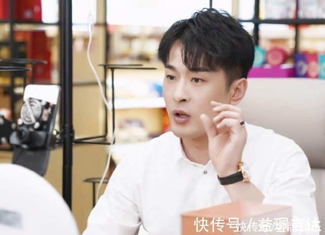 知假卖假|再次上演煽情戏码!辛巴带领众多主播,在直播间里流泪唱歌