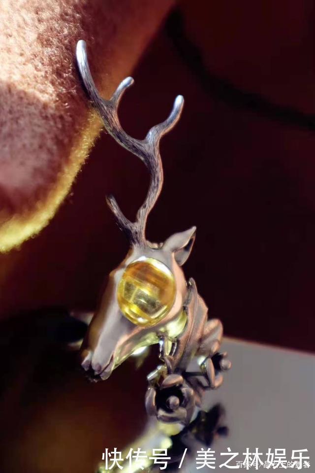 秋冬一款胸针胜过10件大牌珠宝,get胸针的佩戴方式!