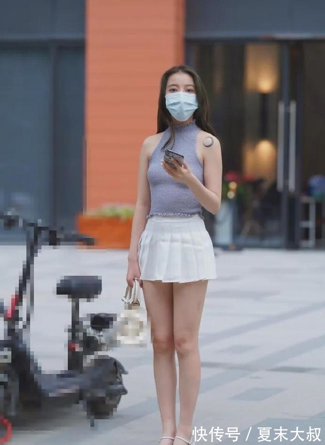 无袖 无袖打底衫配半身裙，时髦优雅还显年轻