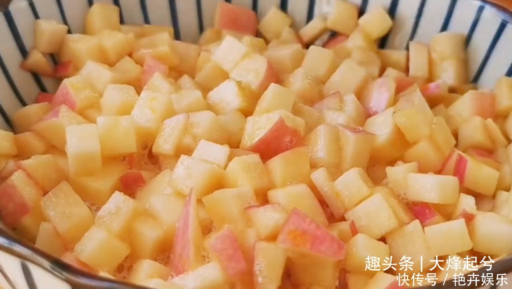 苹果加2个鸡蛋做法太香了,不油炸,一次做10个,出锅就光盘