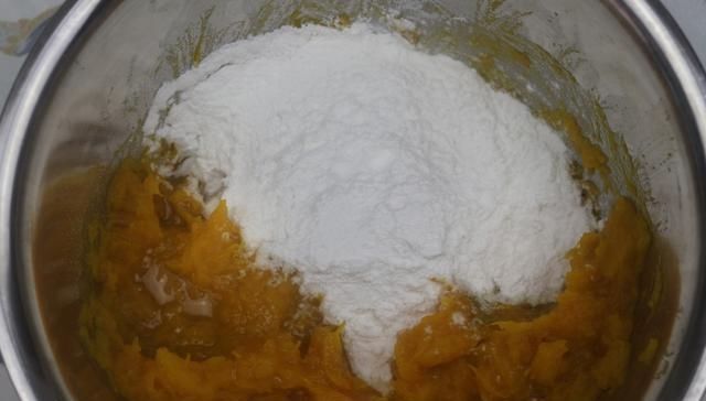 吃法|南瓜饼的美味新吃法,不蒸不炸,简单4步就完成,不错的家常美味