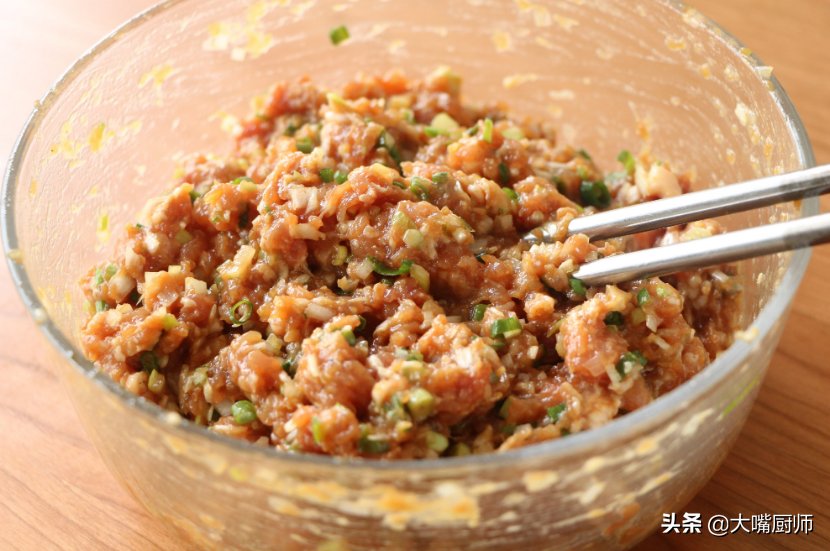 老辈人调饺子馅的3个经验，饺子饱满紧实，鲜嫩多汁，你不学吗？
