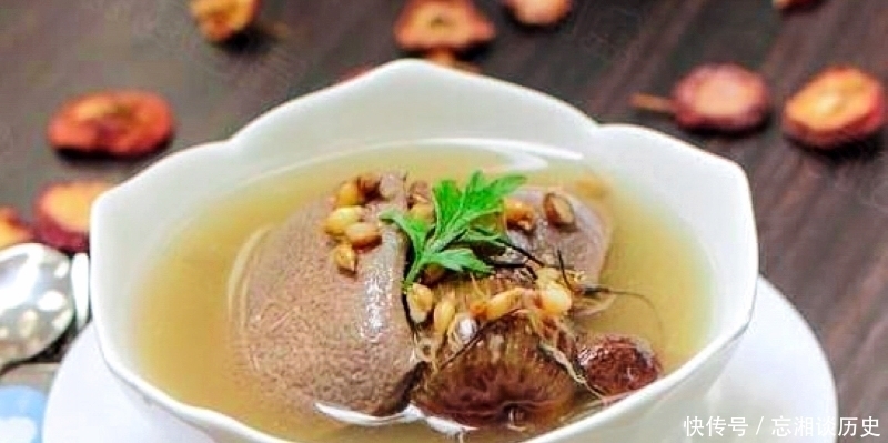 麦田一野草晒干2千元一斤,人称“草中黄金”,真有这么好