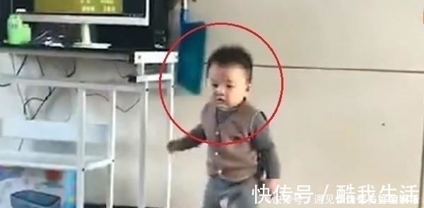 犯错|1岁宝宝犯错被“罚站”,无辜卖萌的样子,让妈妈瞬间就心软了