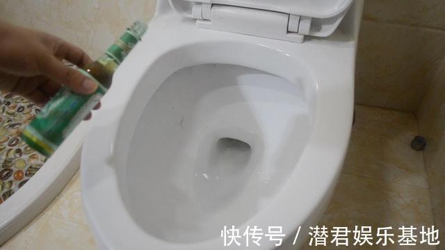 妙招|马桶里撒一把,不管多脏多厚的污渍,一冲就干净,省钱又实用