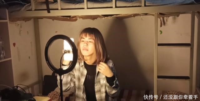 cospl男生宿舍频现女装大佬,室友难掩情绪,尴尬中透露着兴奋