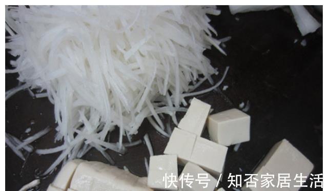 鲫鱼|夏天吃鱼最合适,加一块萝卜,不用油炸不用炒,3斤的鱼都不够吃