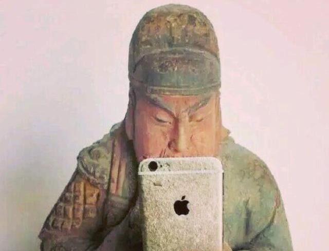 兵马俑|古玩市场那些能把人笑傻的奇葩古董,手持加特林的兵马俑见过吗