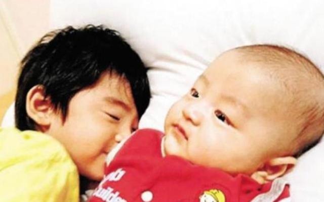 妈妈|2岁姐姐被3个月大弟弟吵醒,一看妈妈不在,姐姐做法太有爱了