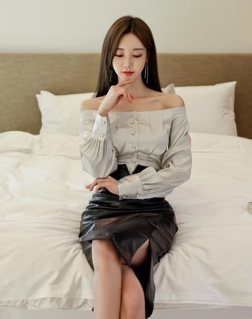 诙谐一字肩清凉衬衫搭配雅黑中长皮裙，塑造孙允珠水木清华