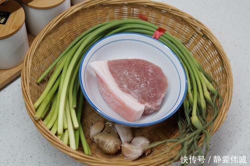 炒蒜苔,直接下锅炒就错了,多加一步,蒜苔翠绿不发黄,好吃入味