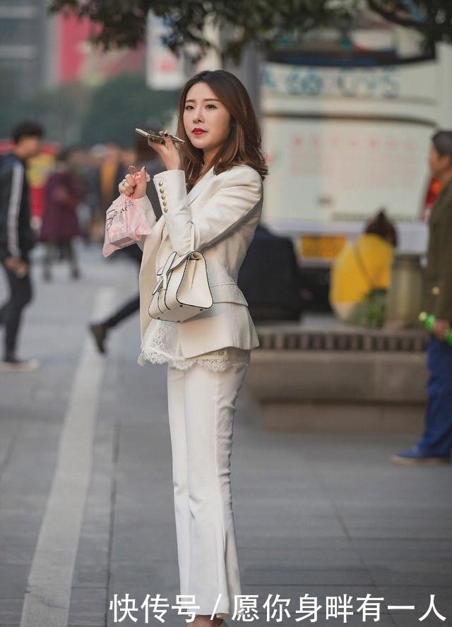 衣服|喇叭腿裤子才显瘦,让女生都喜欢,原来时尚就是复古!