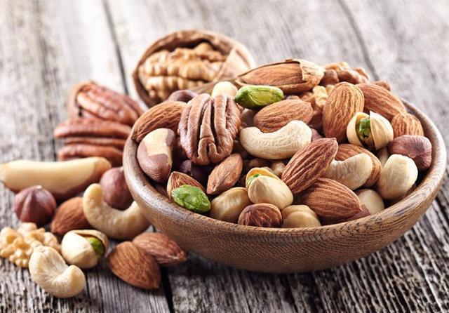 食物|宝宝晚上睡觉前,这5种食物可以常吃,能助娃长高,还有益于睡眠