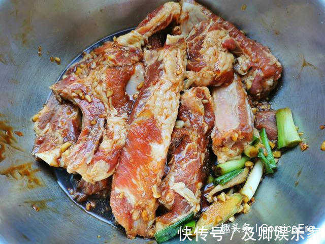 大排骨|排骨不管哪种做法,切记不要焯水,牢记这1步,排骨鲜嫩无腥味