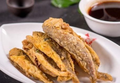 油锅|不管你煎什么鱼,直接去油锅是不对的。记两招鱼皮不破不粘锅
