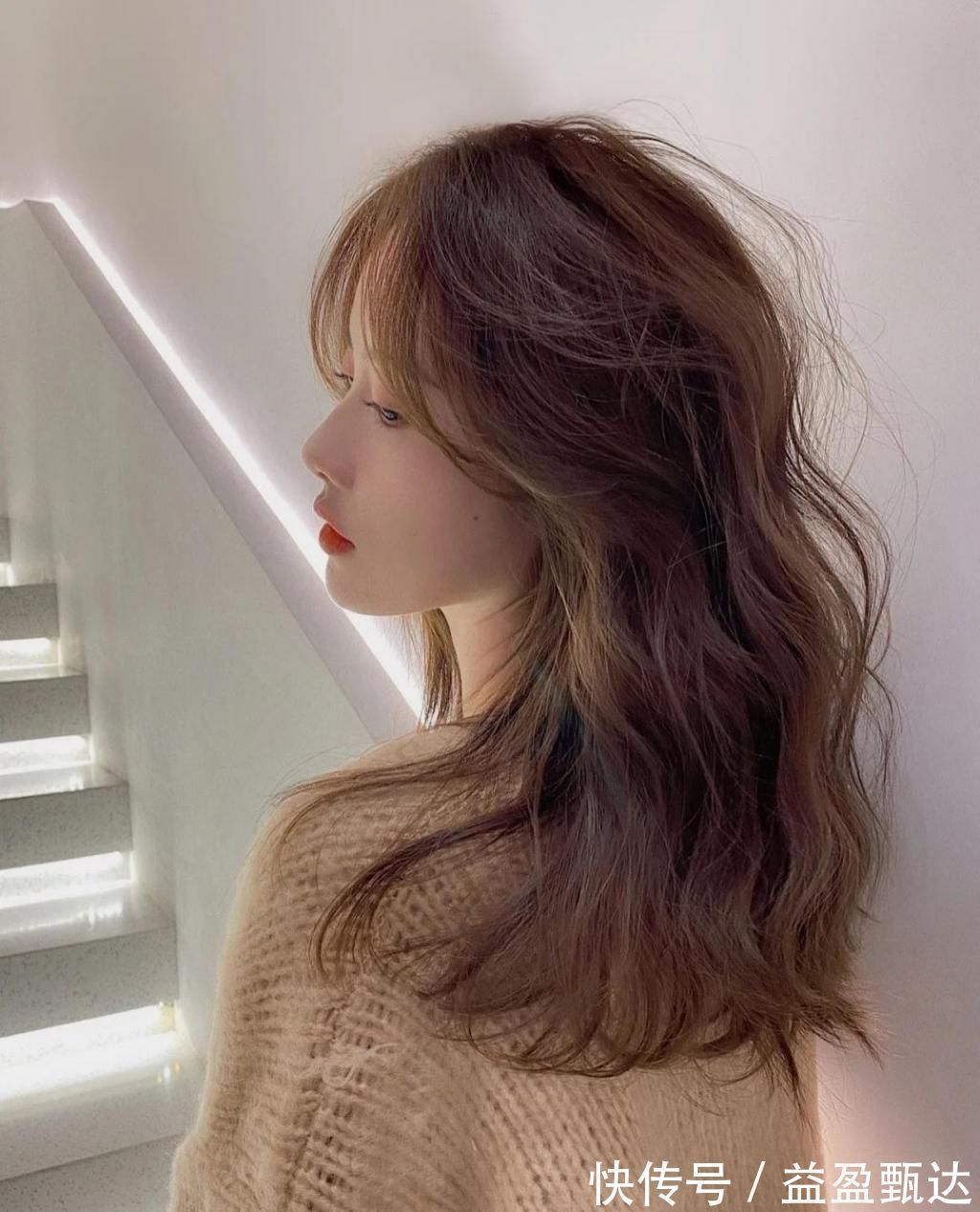 发型 木马卷虽然好看,但不适合于所有人,根据脸型选发型才能不会错