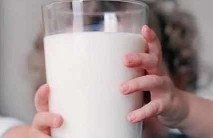 睡眠时间|为什么外国人长得又高又壮?网友:每天喝不少牛奶, 能不高吗