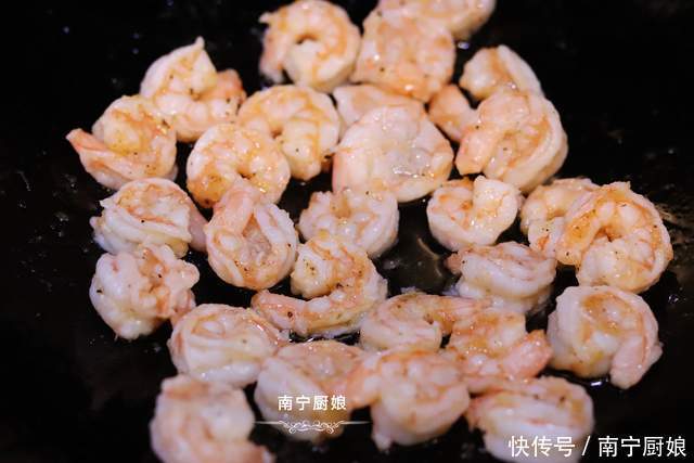 教你没吃过的虾仁新做法,一周吃7次都不腻,一次做一大盘不够吃