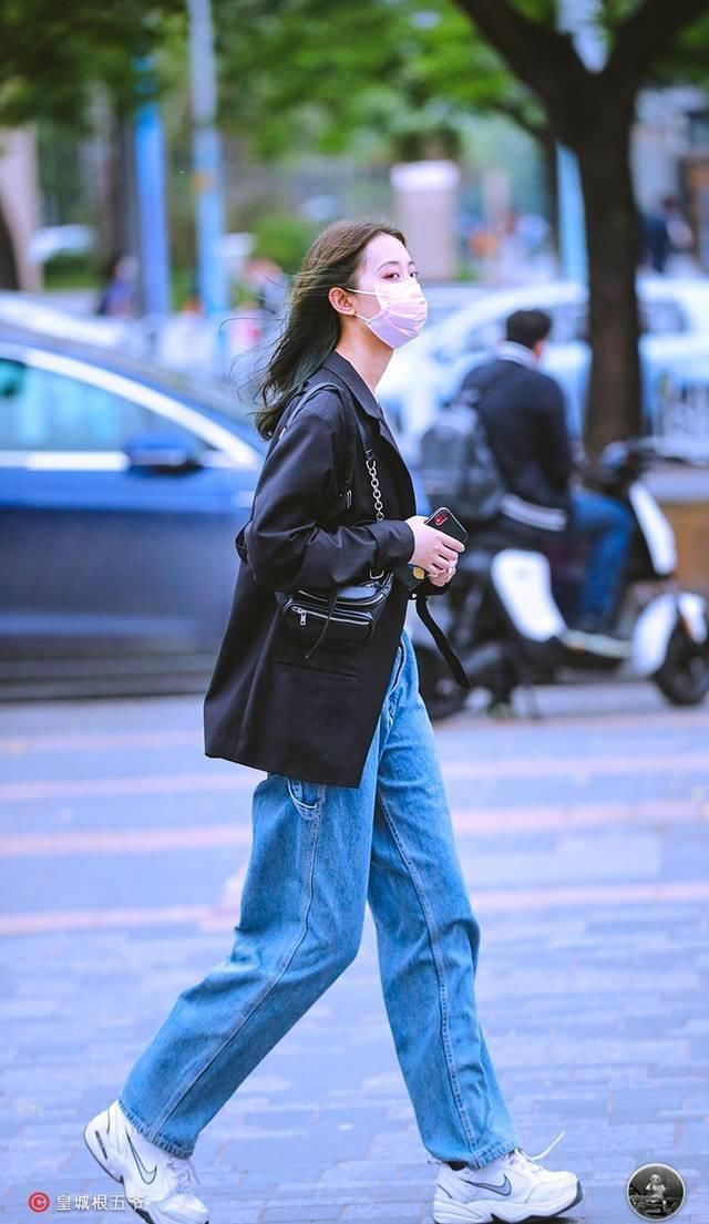 街拍大多数女孩子都喜欢的穿搭,时尚达人教你怎样搭配出大长腿