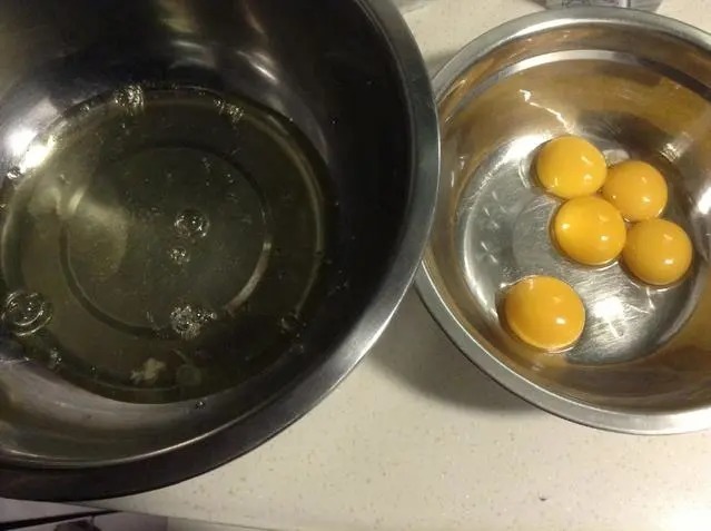 用蛋黄来制作饵料,每天鱼获至少30斤,老钓手的爆护秘笈