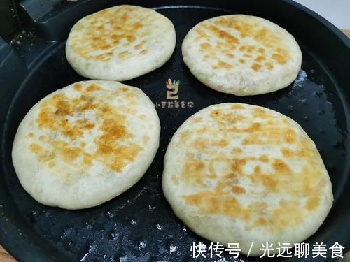 无论烙什么饼,和面时多加一种料,烙出的饼酥脆松软,凉了也不硬