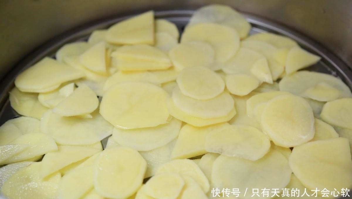 土豆|做好的土豆泥放入烤箱烤一烤，加入海苔碎，鲜美软糯又好吃