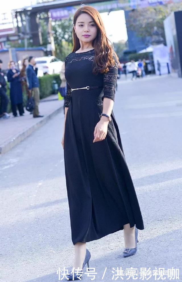 美女脚上穿着一双浅绿色的尖头高跟鞋,让她带着一种小清新范