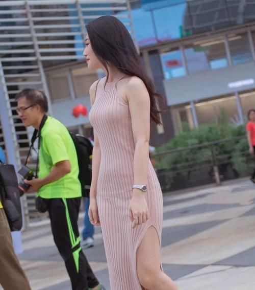 开叉裙|凹凸有致的身材,搭配米色连衣开叉裙,迅速成为街上的亮点!