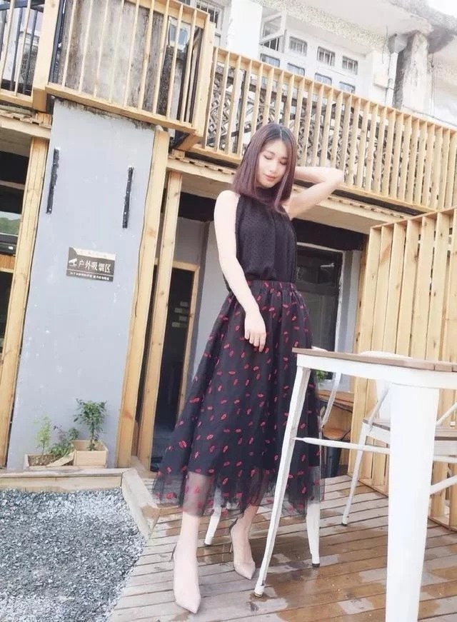 街拍:小姐姐戴着墨镜,身上穿的这件v领的连衣裙,十分的飘逸