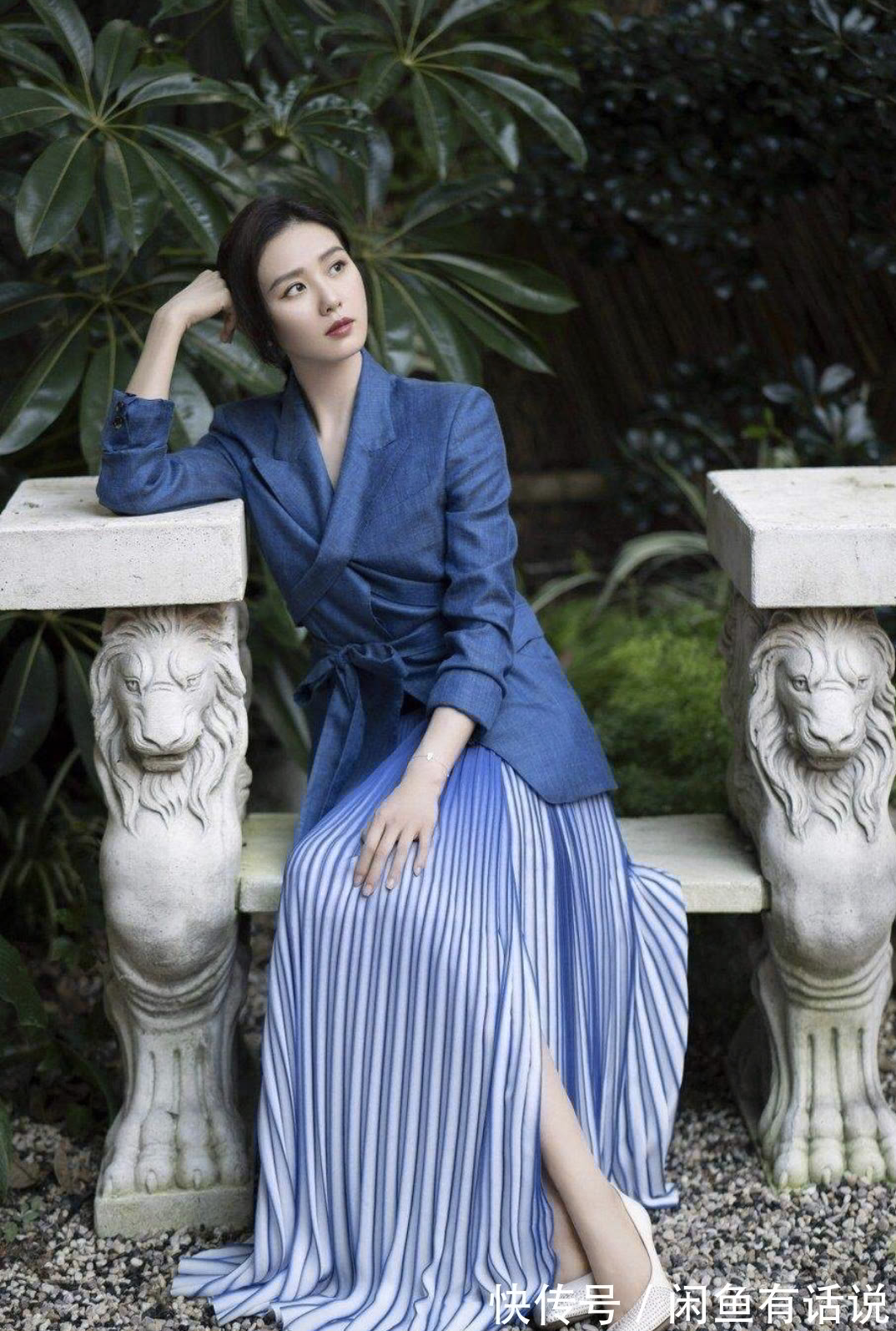 女性|入秋后火了一种搭配叫:西装+裙子,半身优雅半身飒,明星也爱穿