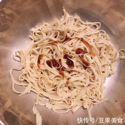 我经常做凉拌豆腐丝，家人都爱吃，婆婆夸我聪明又贤惠